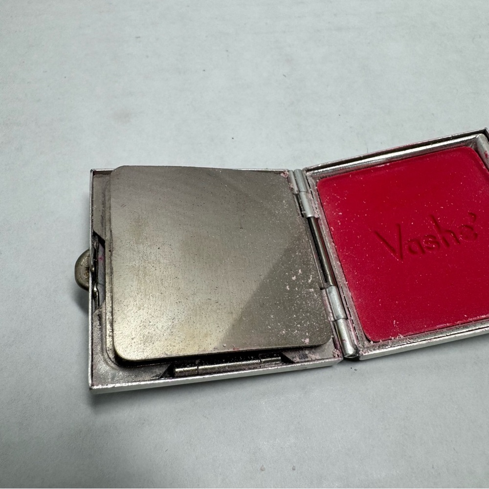 Vintage Vashé Metal Makeup Compact Silver Rouge Blush 1930s 1940s Puff Pad Red - Picture 6 of 9